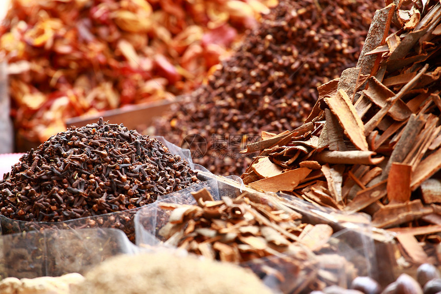 印度当地集市的传统香料和干果胡椒草本植物豆蔻藏红花辣椒市场红辣椒肉桂食物混合物图片