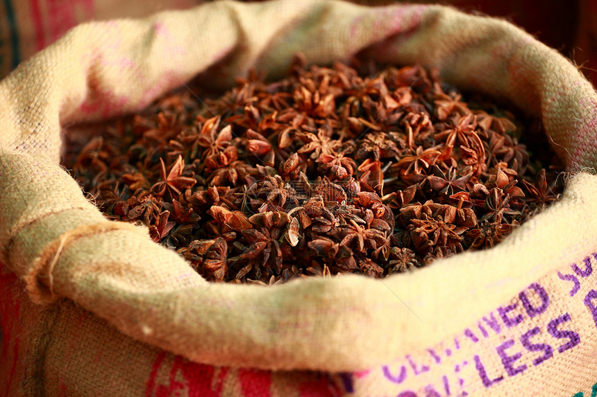 印度当地集市的传统香料和干果市场胡椒藏红花豆蔻丁香芳香情调草本植物混合物红辣椒图片