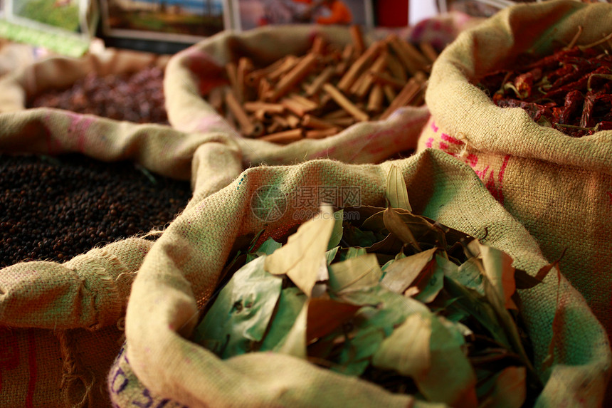 印度当地集市的传统香料和干果异国芳香辣椒草本植物混合物红辣椒烹饪丁香食物肉桂图片