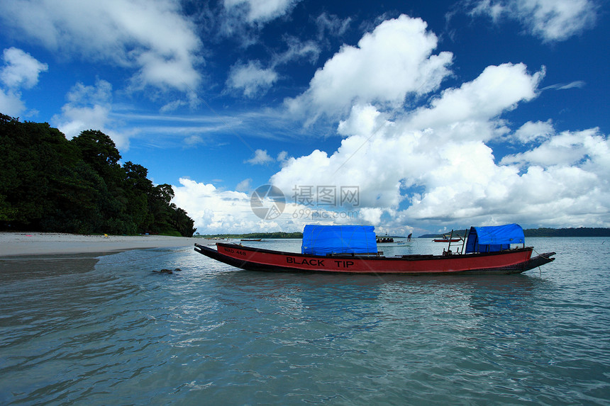 印度安达曼岛哈沃洛克岛的蓝天空和云旅行棕榈假期孤独海景蓝色晴天支撑海岸帆船图片