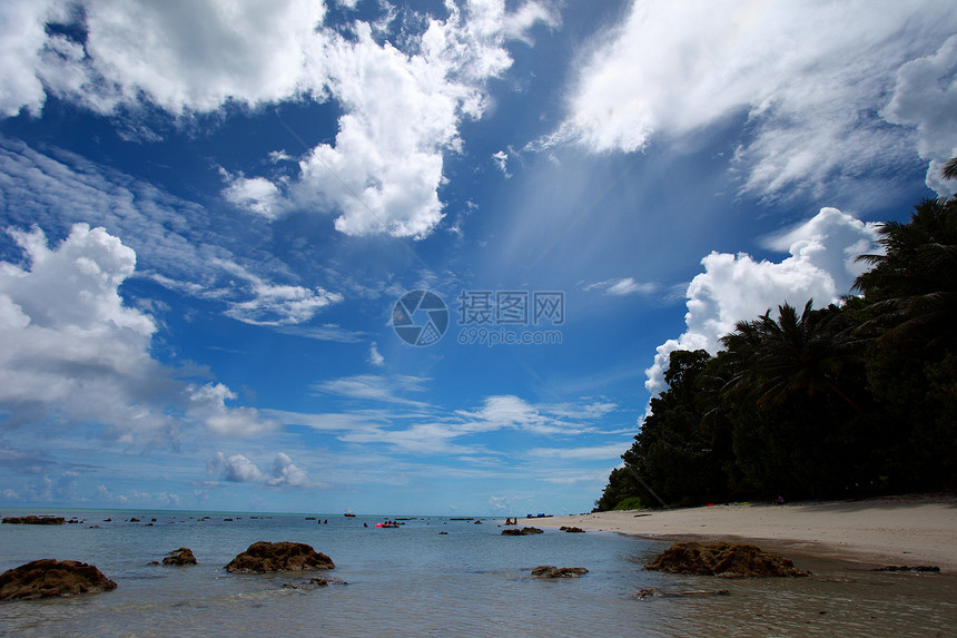 印度安达曼群岛的白云蓝天 安达曼岛放松天堂风景海岸线热带海景岩石孤独帆船假期图片