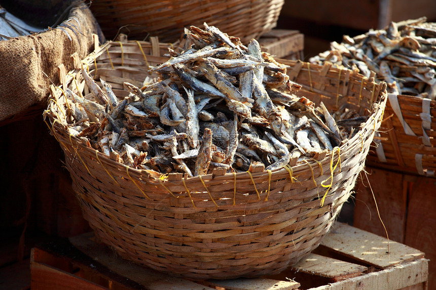 印度市场上的干鱼 海鲜产品和海鲜产品小吃盐渍脱水食物文化美食尾巴盐水茶点身体图片