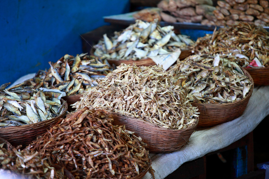 印度市场上的干鱼 海鲜产品和海鲜产品食物脱水团体尾巴茶点身体腌鱼盐渍钓鱼盐水图片
