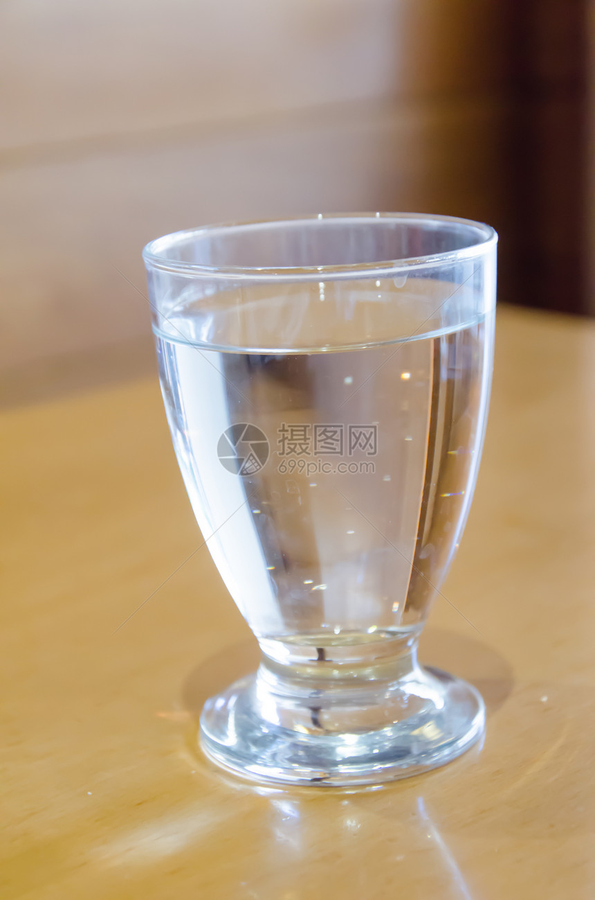 水在玻璃杯中玻璃白色绿色飞溅茶点液体健康运动环境图片