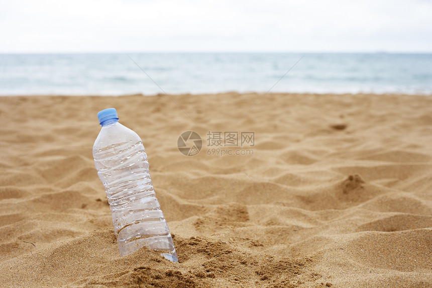 瓶子弃置在海滩上图片