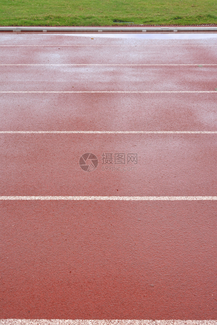 雨后正在运行的塔克黏土水坑娱乐场地蓝色运动跑步天空足球图片