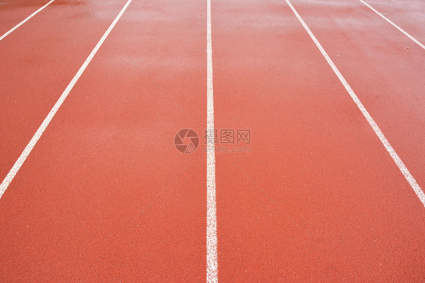 雨后正在运行的塔克水坑黏土运动跑步场地蓝色天空娱乐足球图片