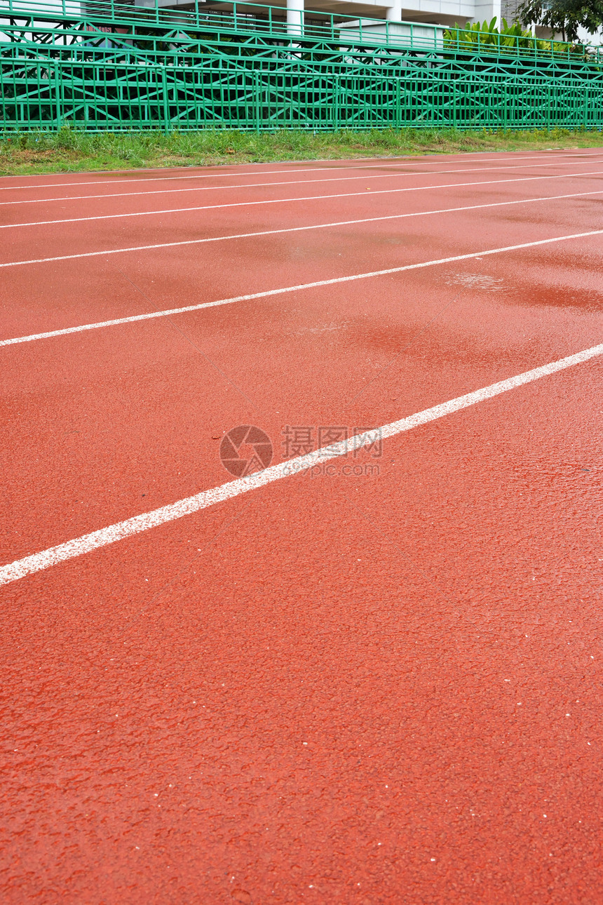 雨后正在运行的塔克运动跑步水坑娱乐天空足球蓝色场地黏土图片