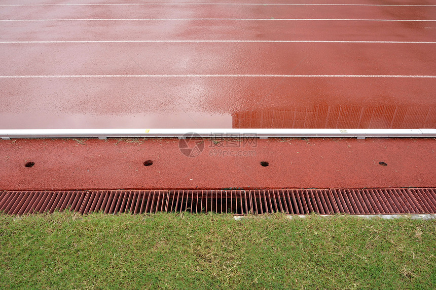 雨后正在运行的塔克场地跑步蓝色运动天空黏土水坑娱乐足球图片