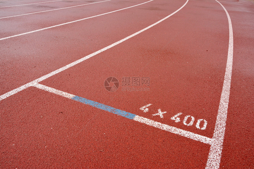 雨后正在运行的塔克娱乐跑步运动黏土足球场地水坑天空蓝色图片