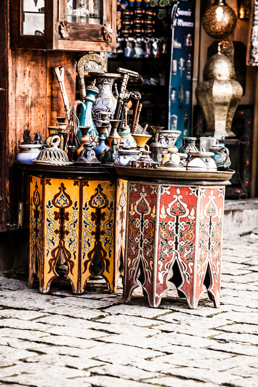 当地街道摩洛哥纪念品店手工业工艺市场拼盘黏土露天店铺用具餐具装饰品图片
