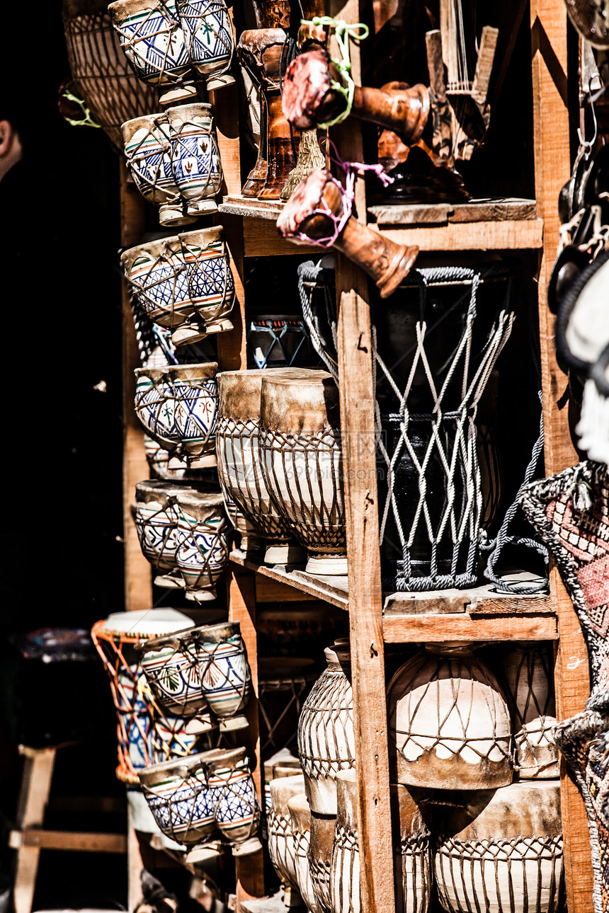 当地街道摩洛哥纪念品店市场艺术展示餐具罐子露天橙子麦地手工业陶瓷图片