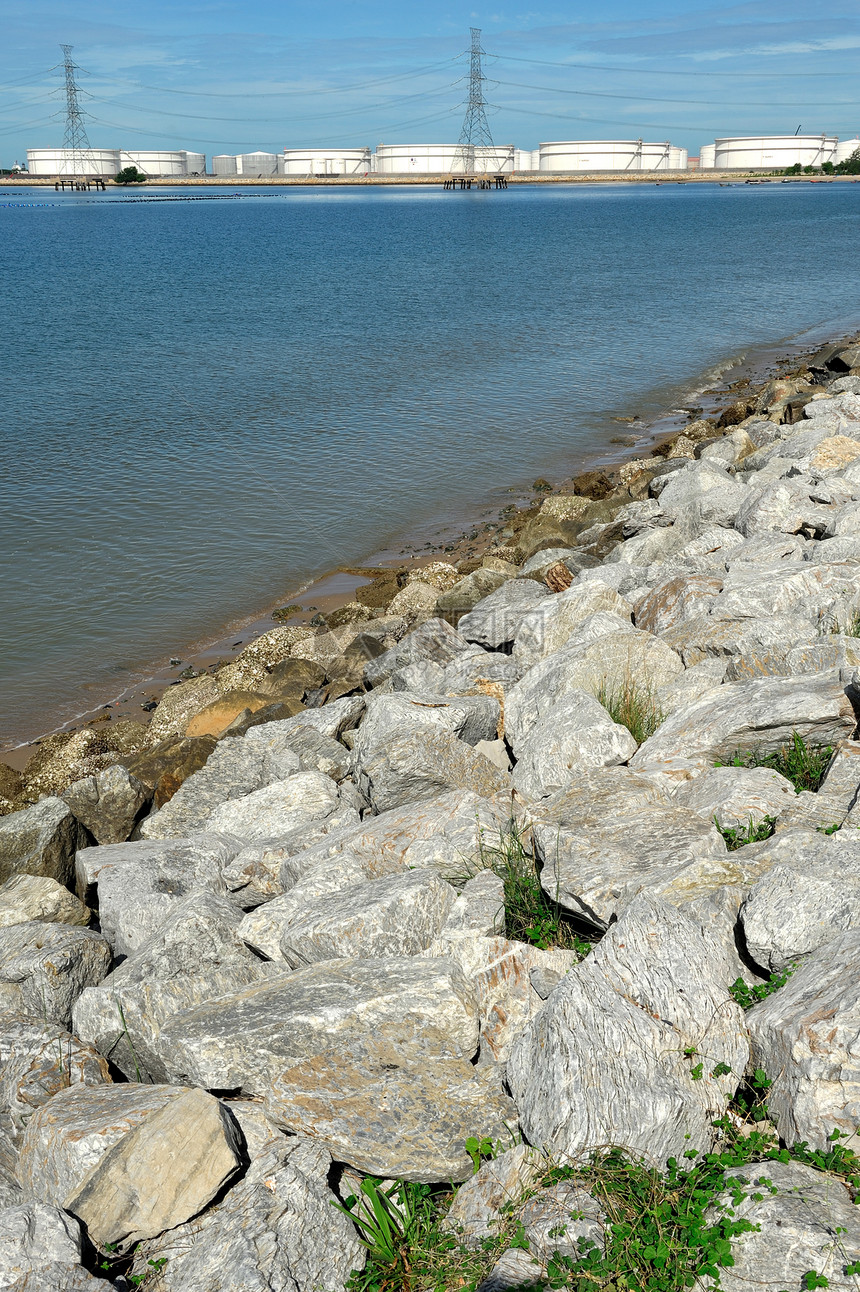 泰国Rayong海滩的码头裂口水冲浪海岸线旅行石头蓝色海洋海景支撑风暴天空图片