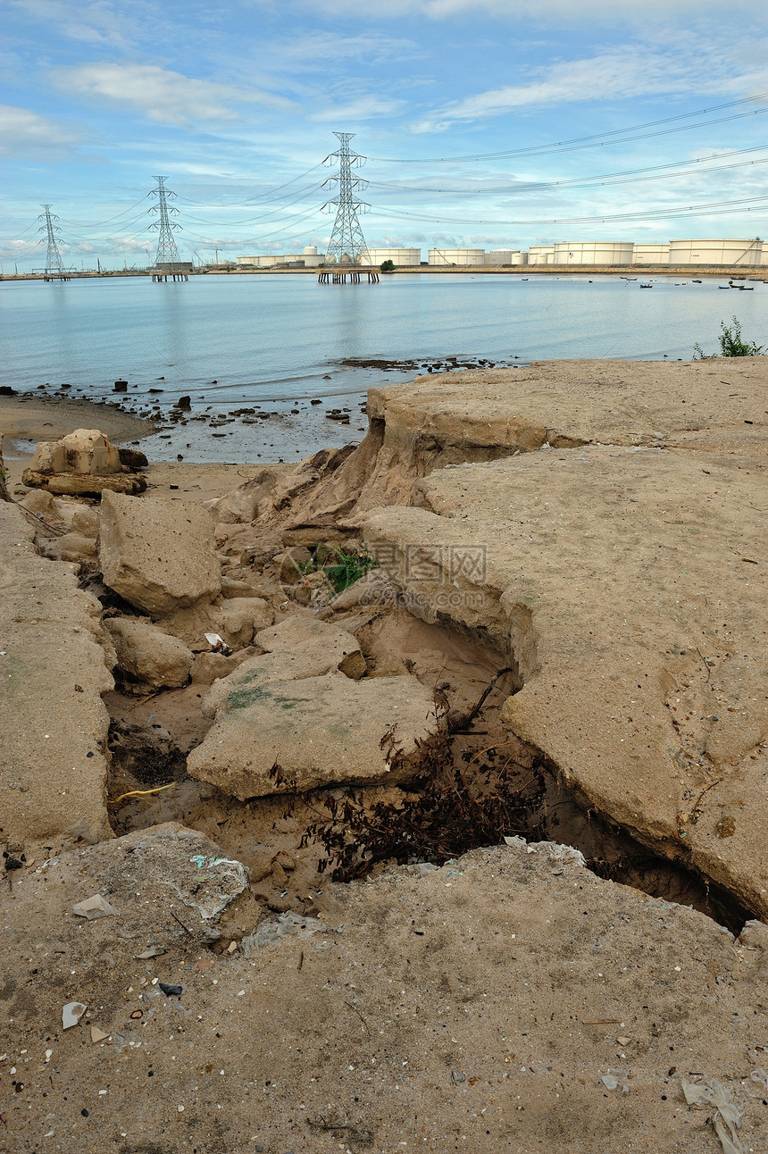 侵蚀泰国湾的雷扬省 泰河沿岸海洋尖顶海岸码头支撑地平线砖块石头海浪天空图片