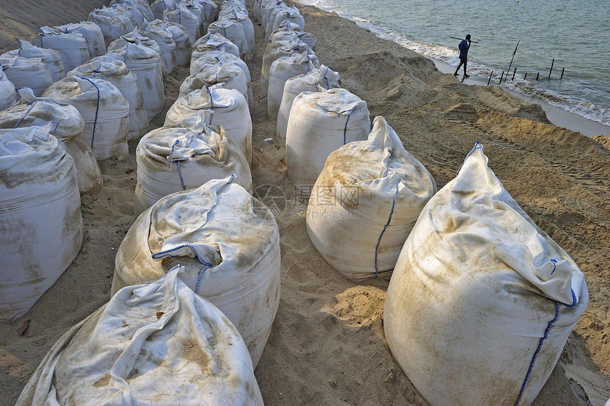 泰国南部海滩上的沙袋 以防范以下情况的影响海洋房子侵蚀天空阳光冲浪图片