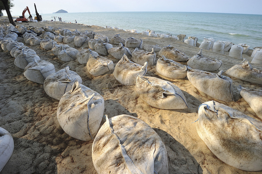 泰国南部海滩上的沙袋 以防范以下情况的影响海洋房子天空侵蚀阳光冲浪图片