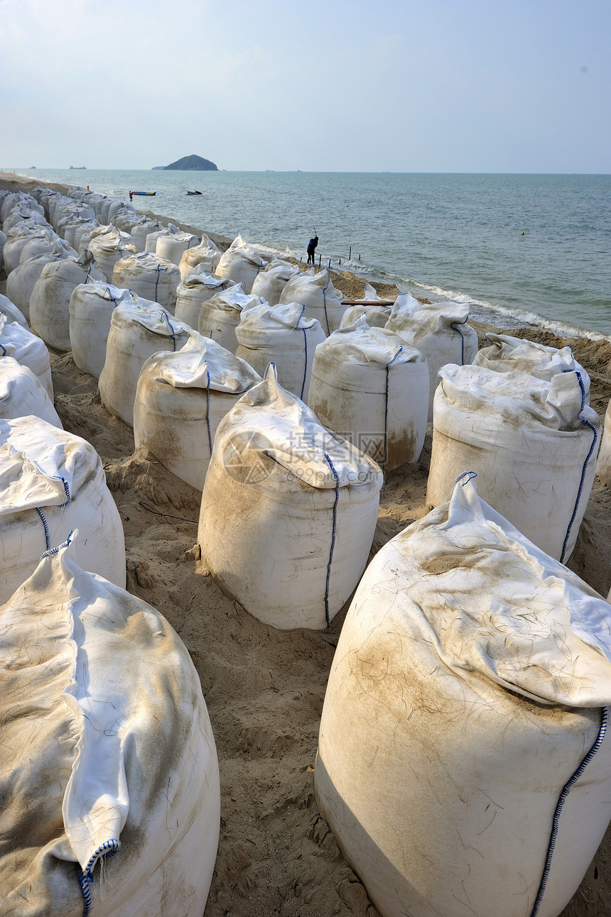 沿Songkra海滩的沙袋 以防冲浪过重海洋阳光天空侵蚀图片
