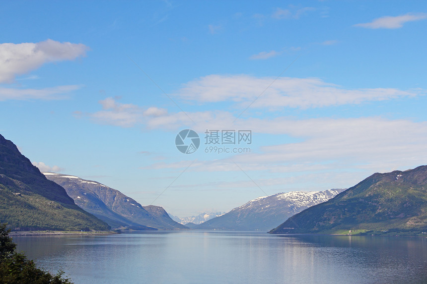 Fjord和山山晴天丘陵风景旅行山峰山脉全景蓝色峡湾海岸图片