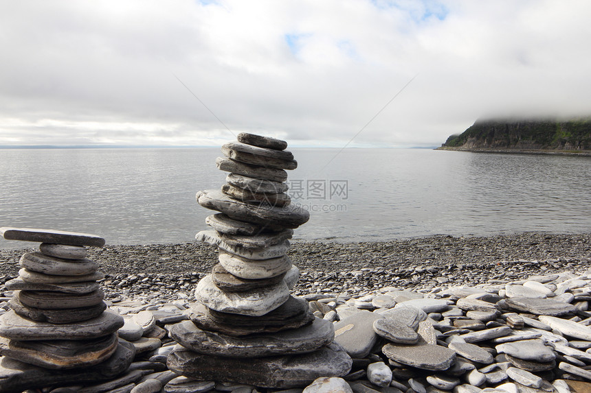 首湾背景的石头堆海洋天空雕塑岩石海岸海滩艺术峡湾平衡冥想图片