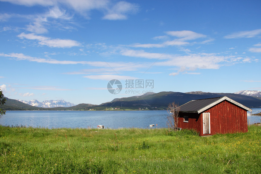 Fjord海岸的村庄峡湾旅行游客农村天空蓝色岩石反射风景爬坡图片
