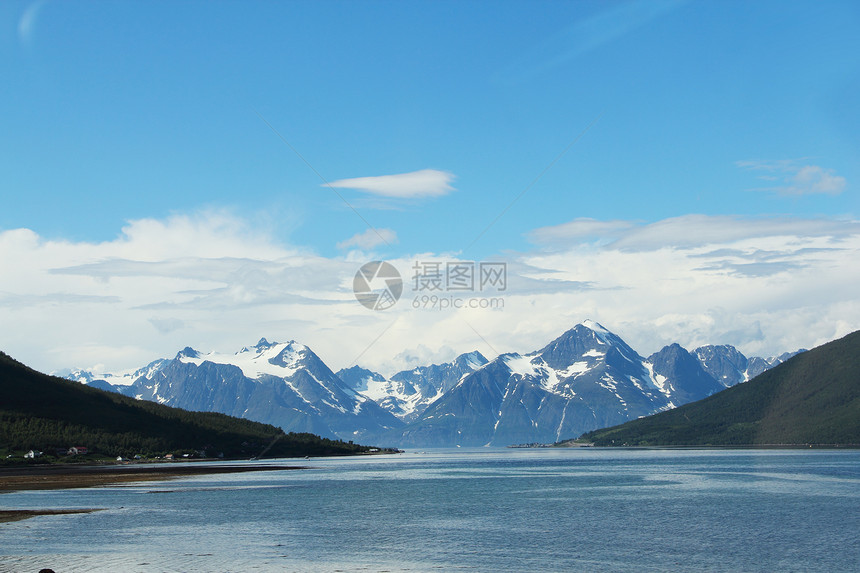 北极山脉和峡湾爬坡全景顶峰岩石天空晴天海洋石头蓝色苔原图片