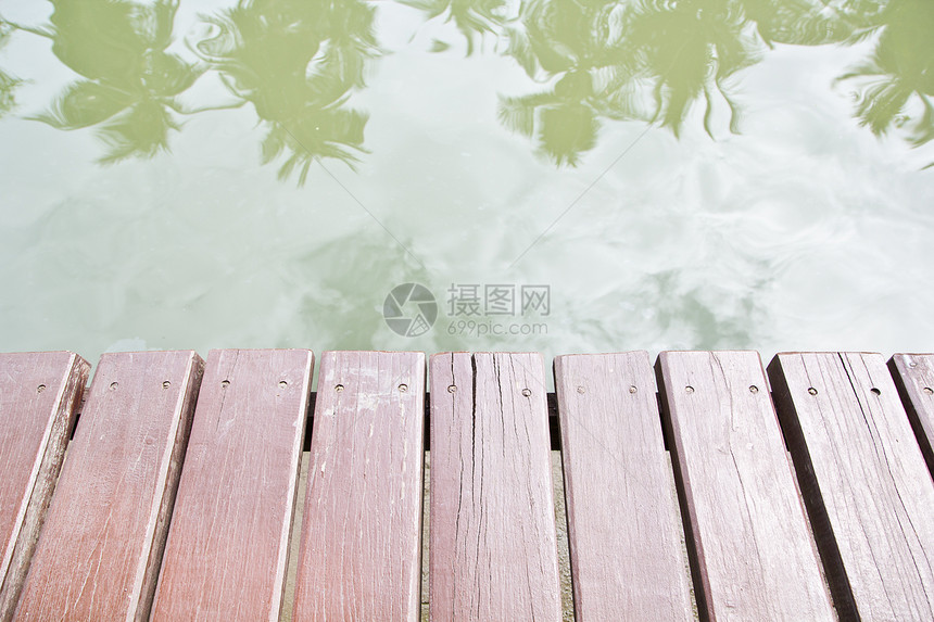在河边的木桥上生活冥想美丽岩石渡船反射石头木头热带温泉图片