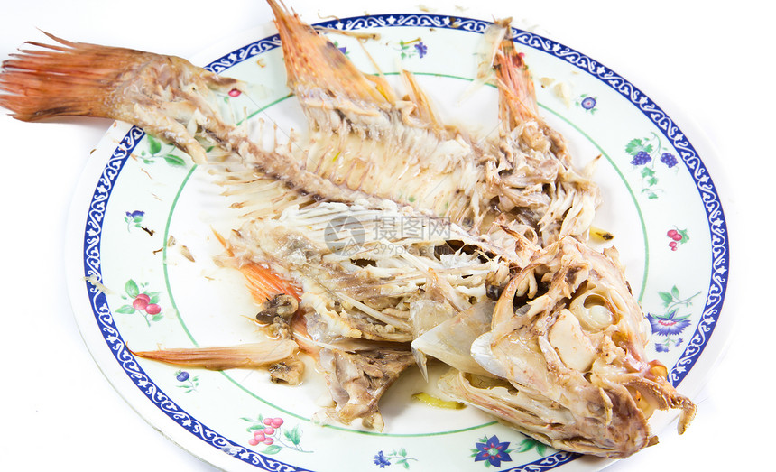 蒸鱼姜 在美丽的板盘上 与白色的背面隔绝海洋海鲜鲷鱼洋葱市场厨师食物岩石大豆蒸汽图片