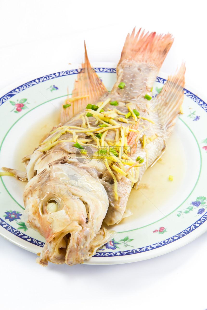 蒸鱼姜 在美丽的板盘上 与白色的背面隔绝鱼片蒸汽食物洋葱市场岩石盘子鲷鱼海鲜香料图片