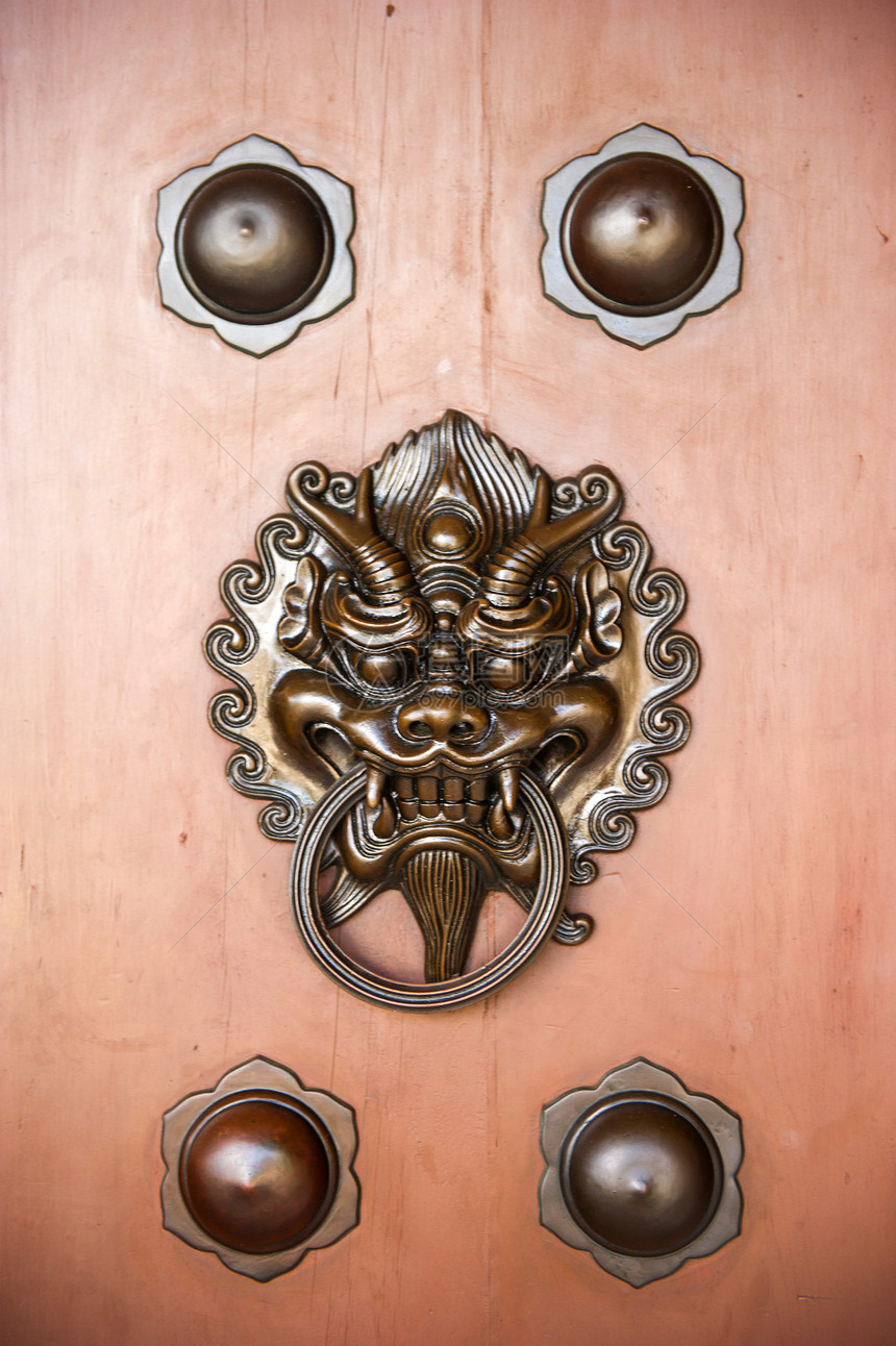 香港Nennery寺庙的吊门敲铁环金属金属门把手狮子入口怪物图片