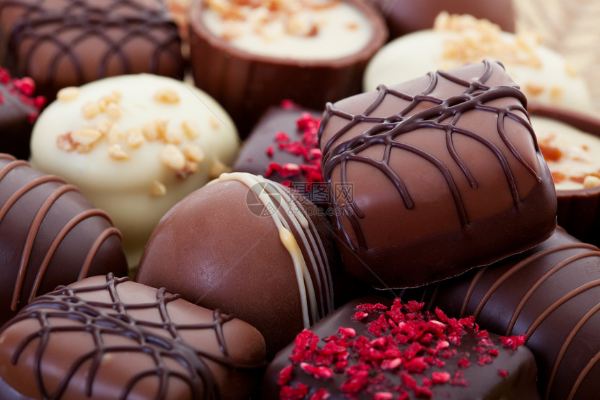 迷人的巧克力糖果宏观美食正方形花生团体甜点小雨红色坚果图片