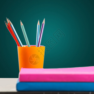 克瑞翁笔和书教育白色空白办公室学习笔记本木头铅笔笔记创造力背景