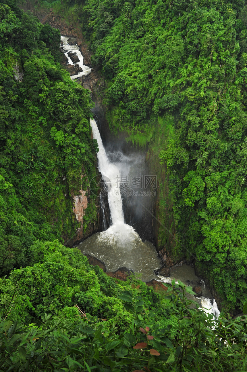 HaewNarok瀑布 泰国高 Yai国家公园石头旅行森林植物溪流岩石旅游彩虹图片