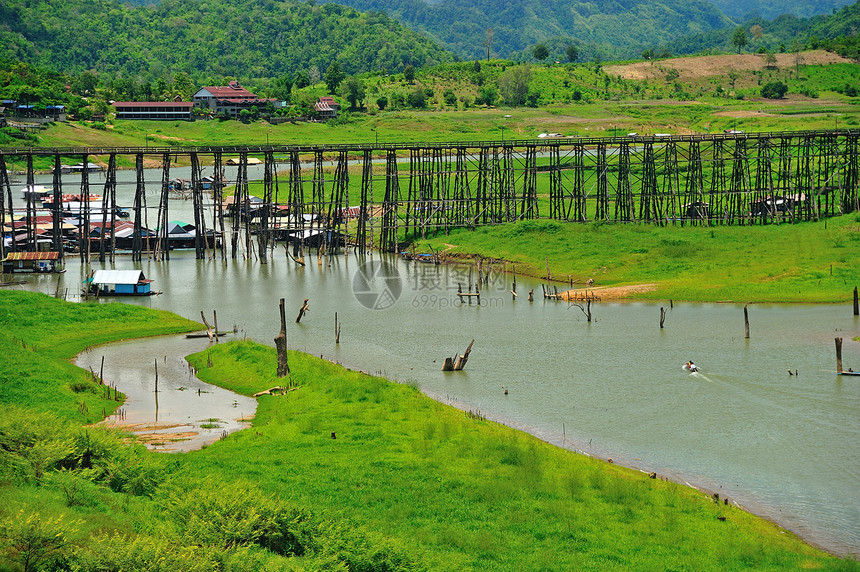 泰国与河流和山山的木桥建筑学旅游薄雾棕褐色反射照片季节踪迹阴影木头图片