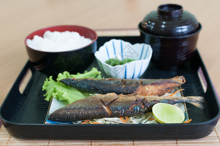 刀鱼灰鱼美食季节性盐渍饮食食物柠檬三马萝卜午餐盘子背景