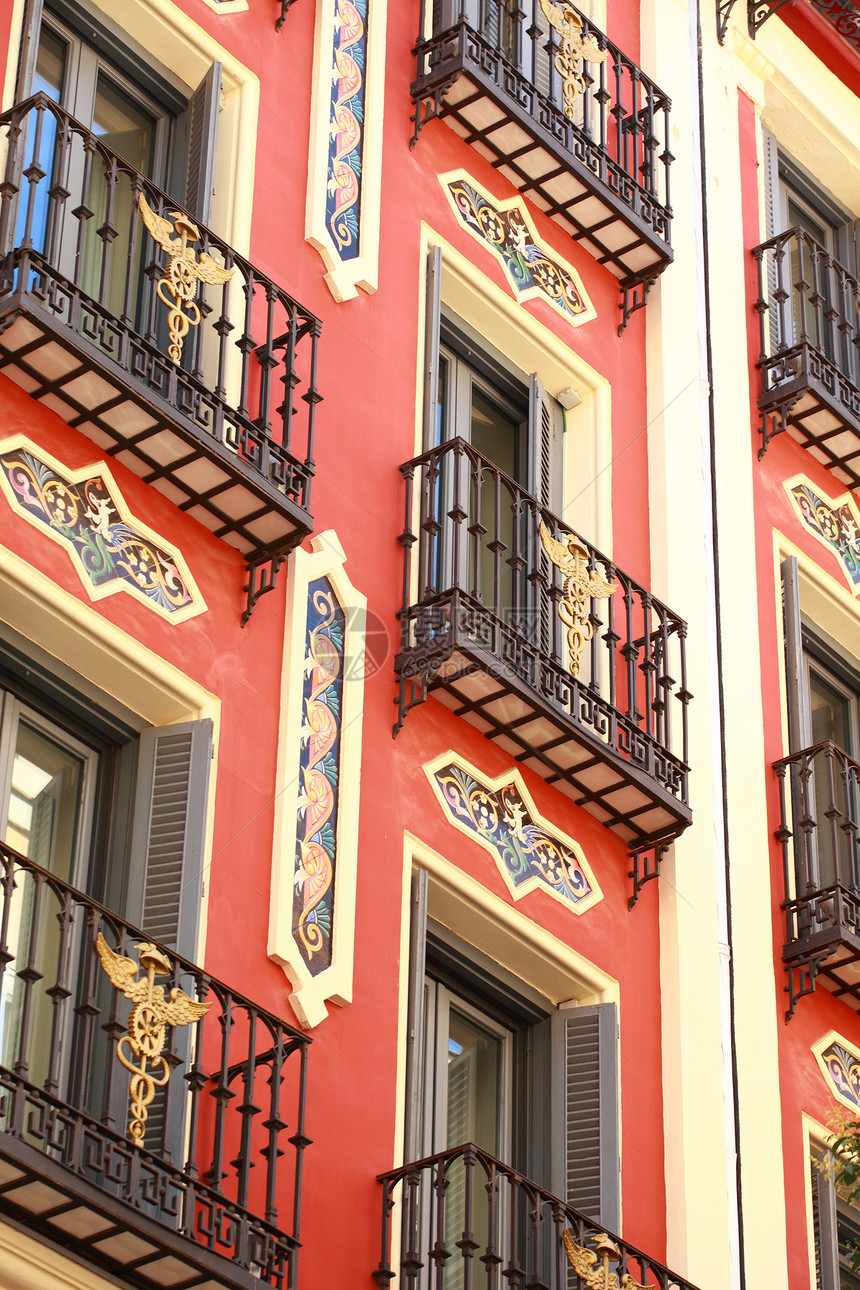 西班牙的地中海建筑 马德里的旧公寓楼街道天空阳台奶奶观光中心旅游建筑学窗户旅行图片