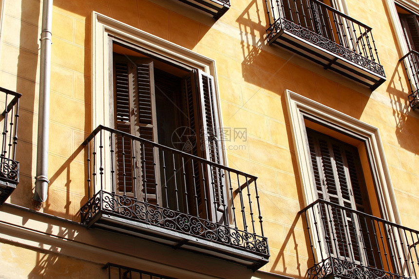西班牙的地中海建筑 马德里的旧公寓楼阳台房子旅游旅行市长奶奶建筑学住宅窗户街道图片