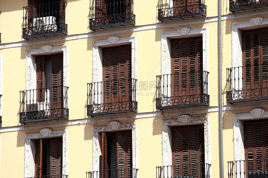 西班牙的地中海建筑 马德里的旧公寓楼观光城市天空房子阳台住宅旅游旅行奶奶街道图片