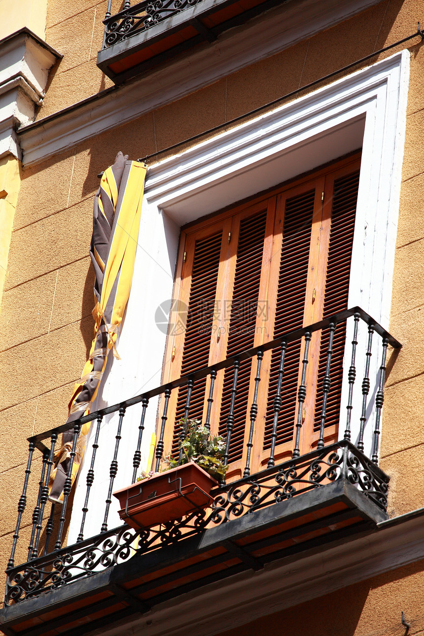 西班牙的地中海建筑 马德里的旧公寓楼旅行办公室阳台观光街道窗户建筑学住宅天空玻璃图片