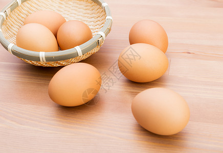 篮子中的棕蛋农业木头食物绿色蛋壳团体农场早餐脆弱性产品背景图片
