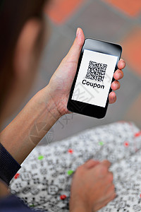 二维码gif妇女手持手机 配QR码优惠券背景