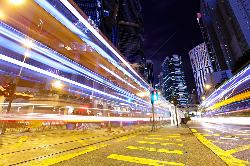 夜间在香港快速移动的车灯路口黑色城市建筑速度黄色公司景观踪迹红色图片