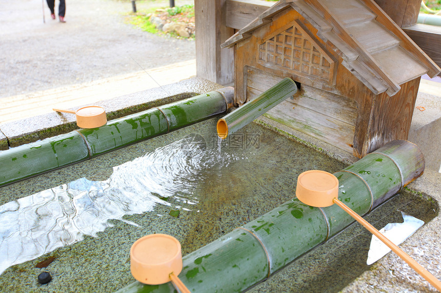 在日本寺庙净化水反射建筑学地标钢包喷泉公园宗教花园竹子旅行图片