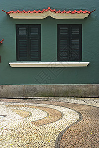 澳门绿色背景的绿色双窗入口木头建筑学历史黄色石头红色双胞胎背景图片