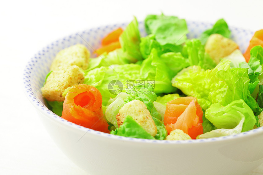 新鲜鲑鱼沙拉食物红色白色盘子美食小吃蔬菜饮食熏制午餐图片