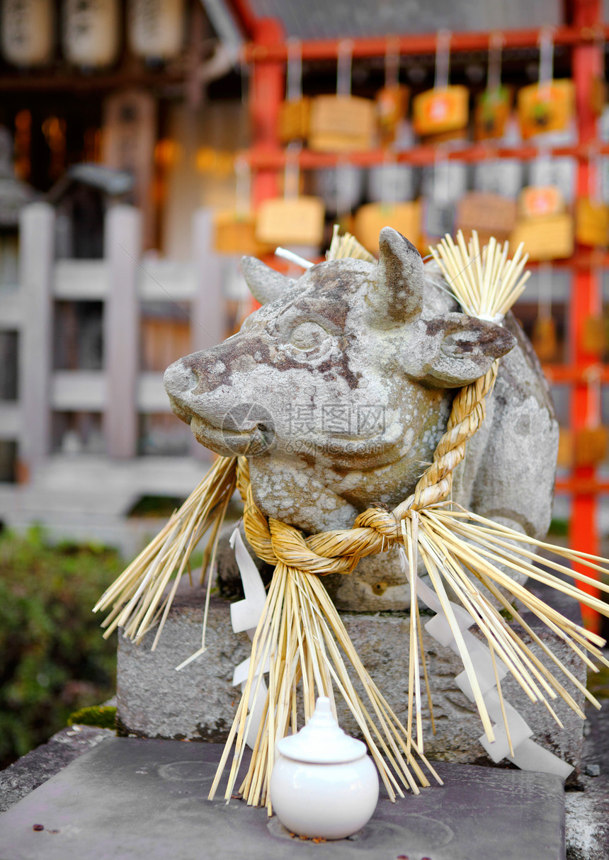 日本寺庙的石牛雕像图片