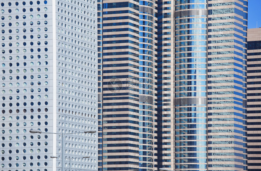 现代建筑的外面城市市中心蓝色倾斜玻璃天空公司窗户建筑物技术图片