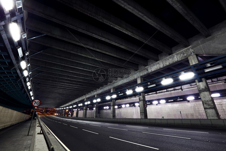 晚上空洞隧道训练空白速度运输行动商业红色灰色汽车旅行图片