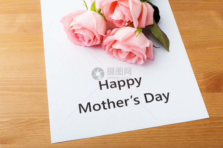 母亲节快乐的概念空白花束母亲笔记木乃伊红色白色婚礼玫瑰桌子图片