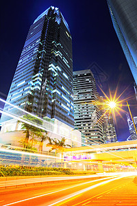 夜间在香港的交通路线街道市中心景观小径中心建筑建筑学天际城市金融背景图片