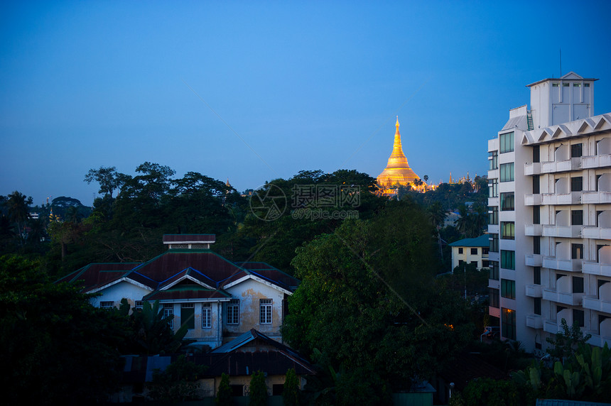 Shwedagon塔寺 下面村庄在Ya的黄昏中蓝色金子情调建筑遗产圆顶社区精神佛塔日落图片